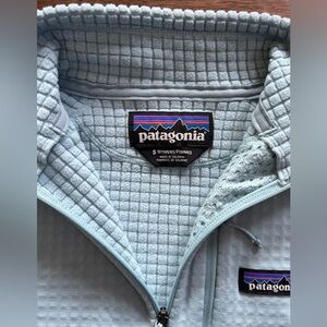 Patagonia Sky Blue Grid Fleece R1 Mid layer 1/2 zip Pullover Size Small
